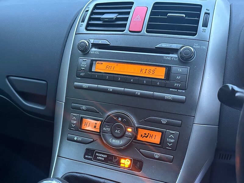 TOYOTA AURIS
