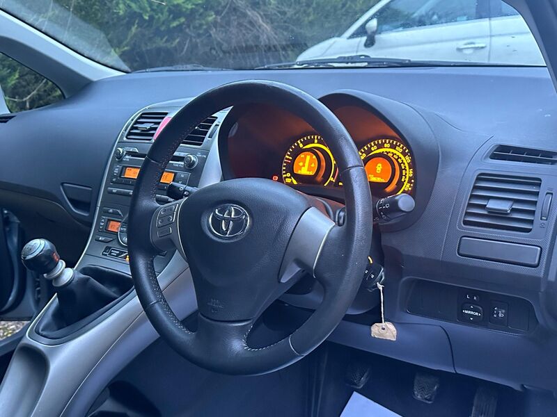 TOYOTA AURIS