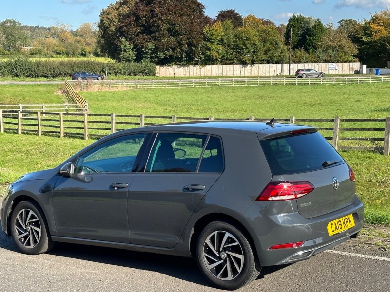 VOLKSWAGEN GOLF