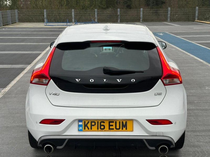 View VOLVO V40 2.0 D2 R-Design Lux Nav Auto Euro 6 (s/s) 5dr