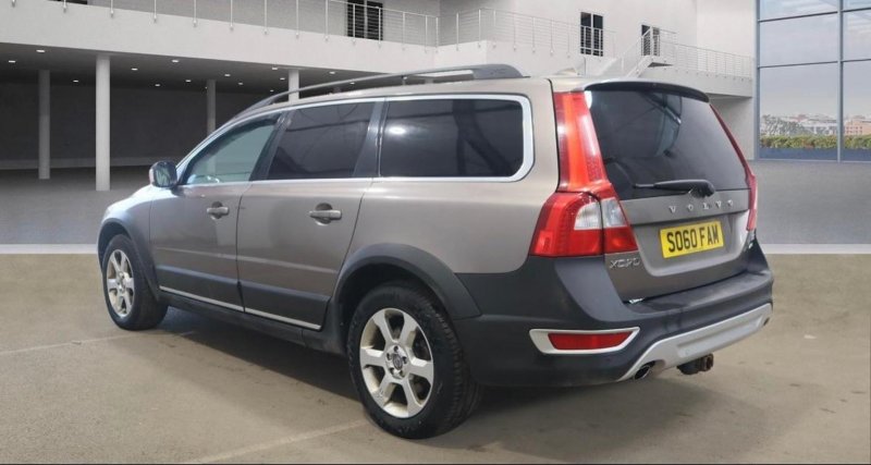 View VOLVO XC70 2.4 D5 SE Geartronic AWD Euro 5 5dr